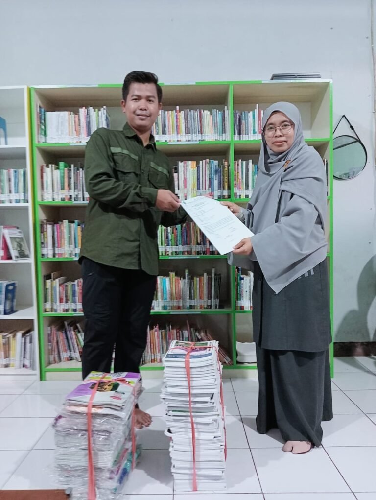 Hibah Buku dari Perpustakaan Aminah Dahlan MTs. Persis Tarogong, Berbagi dengan Sekolah Lain